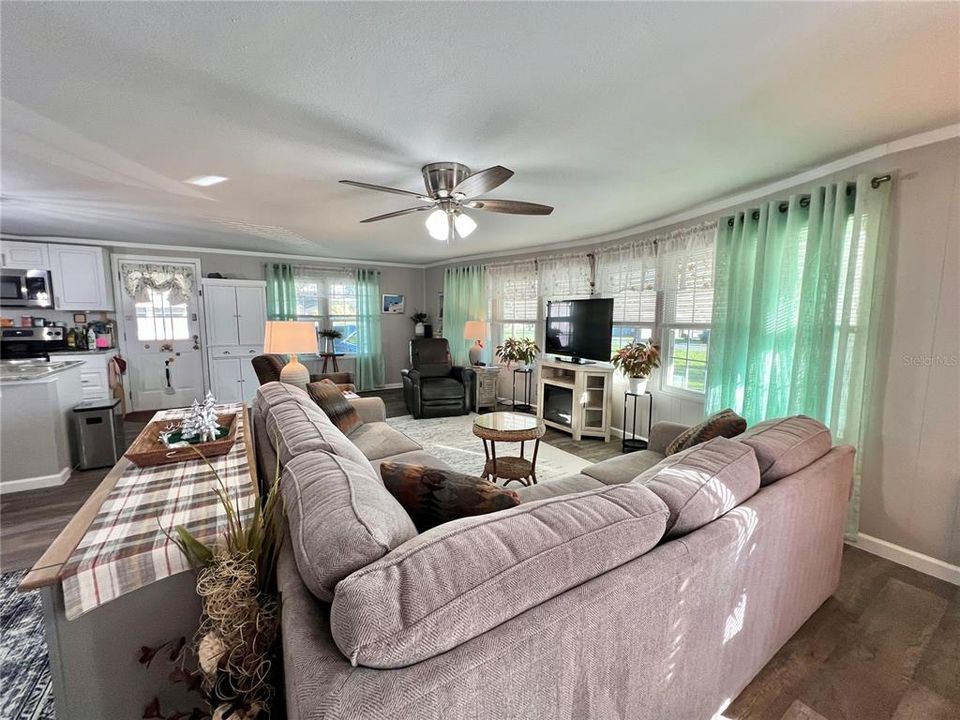 待售: $168,000 (2 贝兹, 2 浴室, 1152 平方英尺)