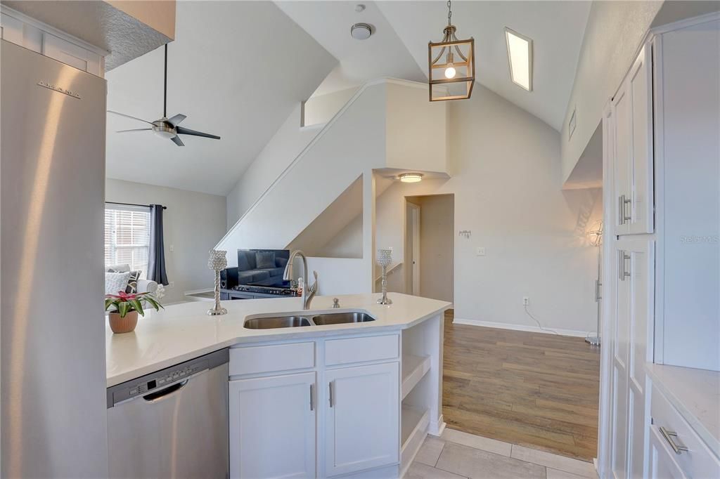 Под контрактом: $299,900 (3 спален, 2 ванн, 1578 Квадратных фут)