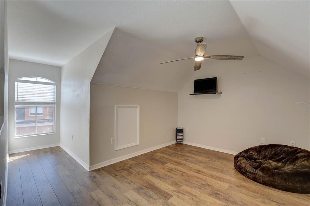 Под контрактом: $299,900 (3 спален, 2 ванн, 1578 Квадратных фут)