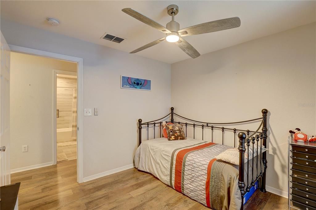 Под контрактом: $299,900 (3 спален, 2 ванн, 1578 Квадратных фут)