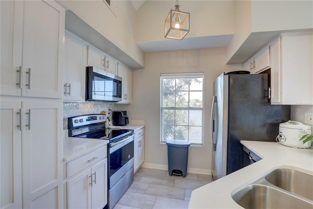 Под контрактом: $299,900 (3 спален, 2 ванн, 1578 Квадратных фут)