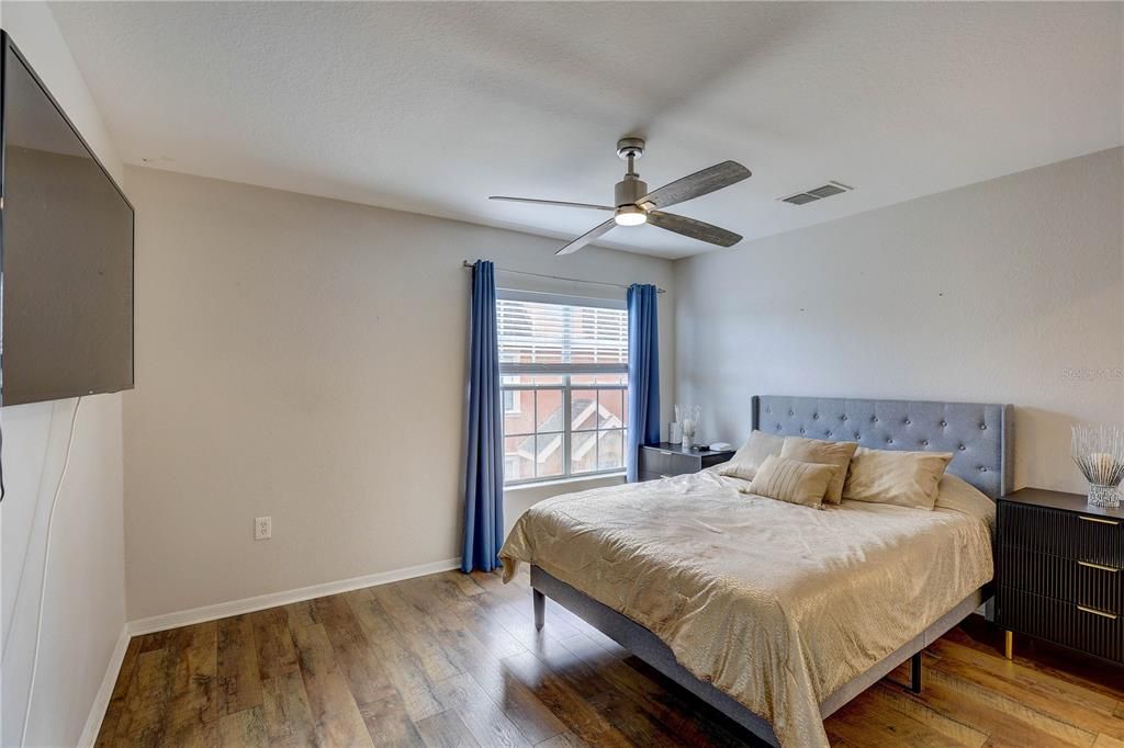 Под контрактом: $299,900 (3 спален, 2 ванн, 1578 Квадратных фут)