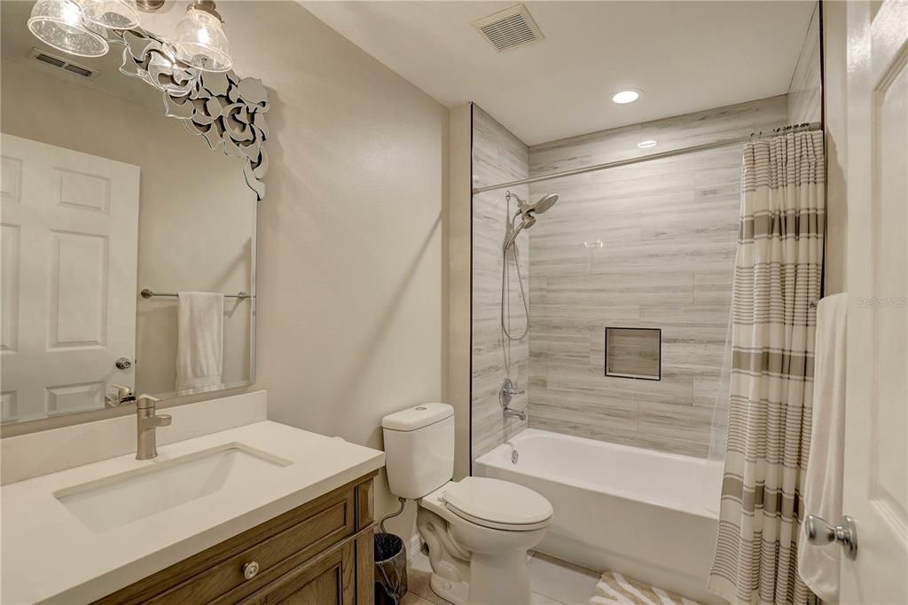 Под контрактом: $299,900 (3 спален, 2 ванн, 1578 Квадратных фут)