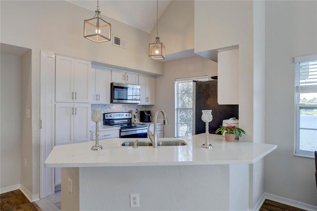 Под контрактом: $299,900 (3 спален, 2 ванн, 1578 Квадратных фут)