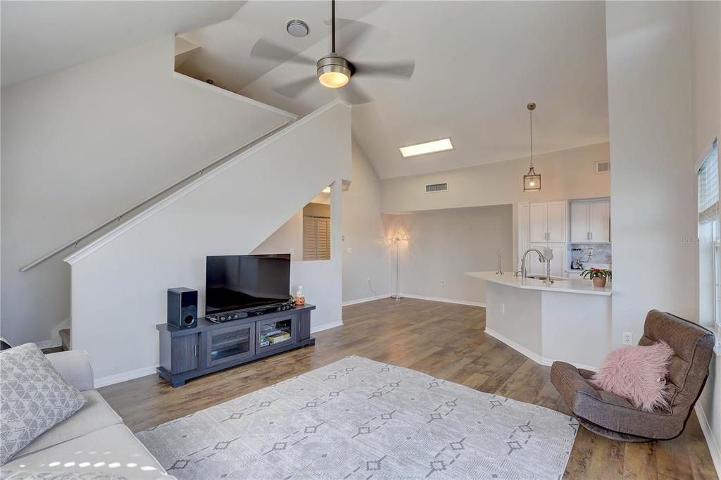 Под контрактом: $299,900 (3 спален, 2 ванн, 1578 Квадратных фут)