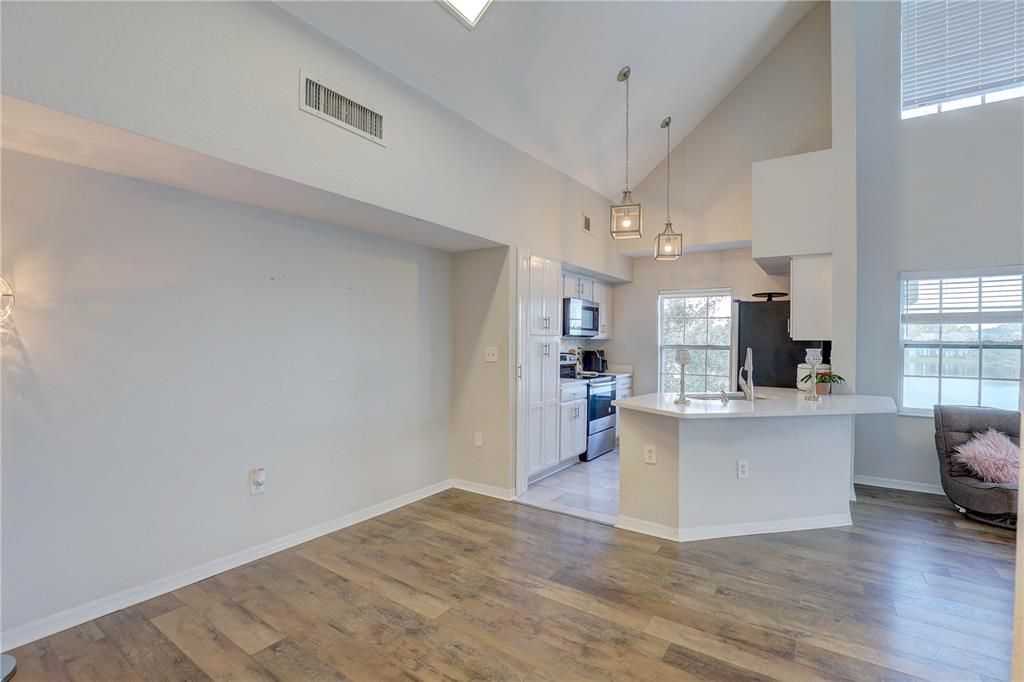 Под контрактом: $299,900 (3 спален, 2 ванн, 1578 Квадратных фут)