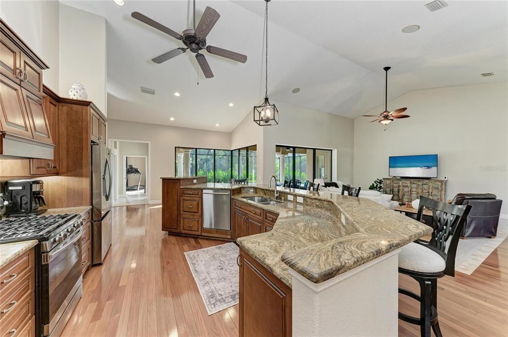 合同活跃: $825,000 (4 贝兹, 3 浴室, 3258 平方英尺)