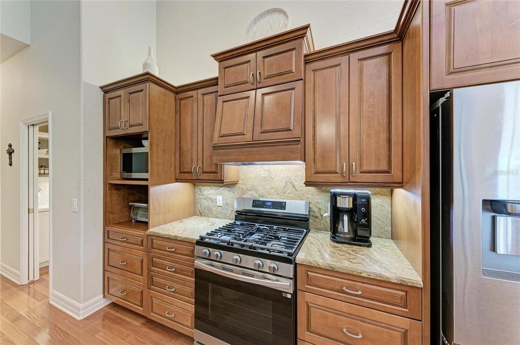 合同活跃: $825,000 (4 贝兹, 3 浴室, 3258 平方英尺)