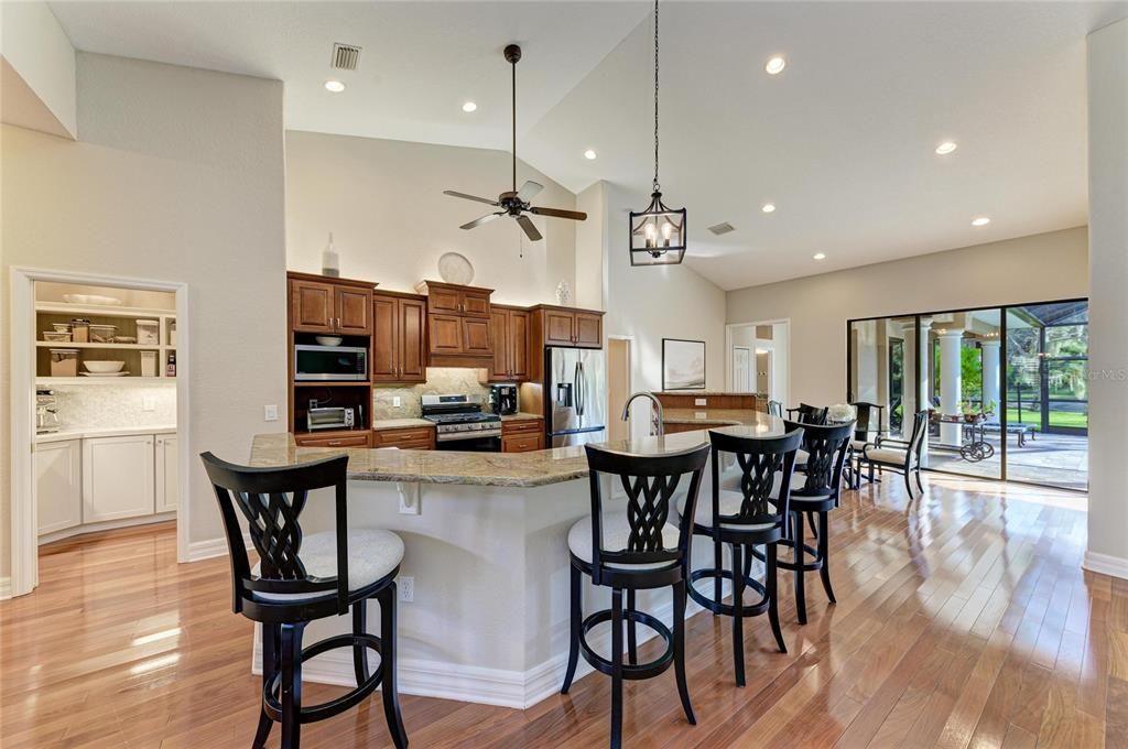 合同活跃: $825,000 (4 贝兹, 3 浴室, 3258 平方英尺)