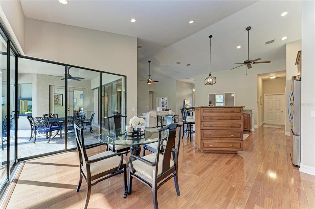 合同活跃: $825,000 (4 贝兹, 3 浴室, 3258 平方英尺)