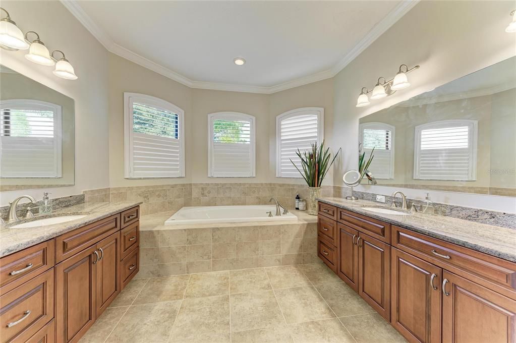 合同活跃: $825,000 (4 贝兹, 3 浴室, 3258 平方英尺)