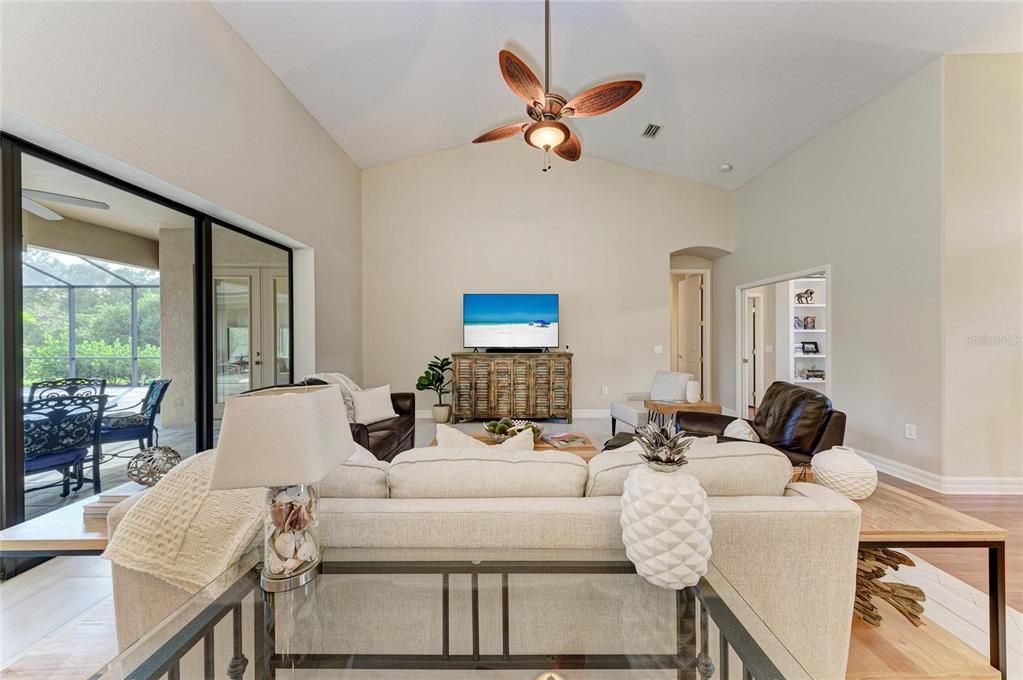 合同活跃: $825,000 (4 贝兹, 3 浴室, 3258 平方英尺)