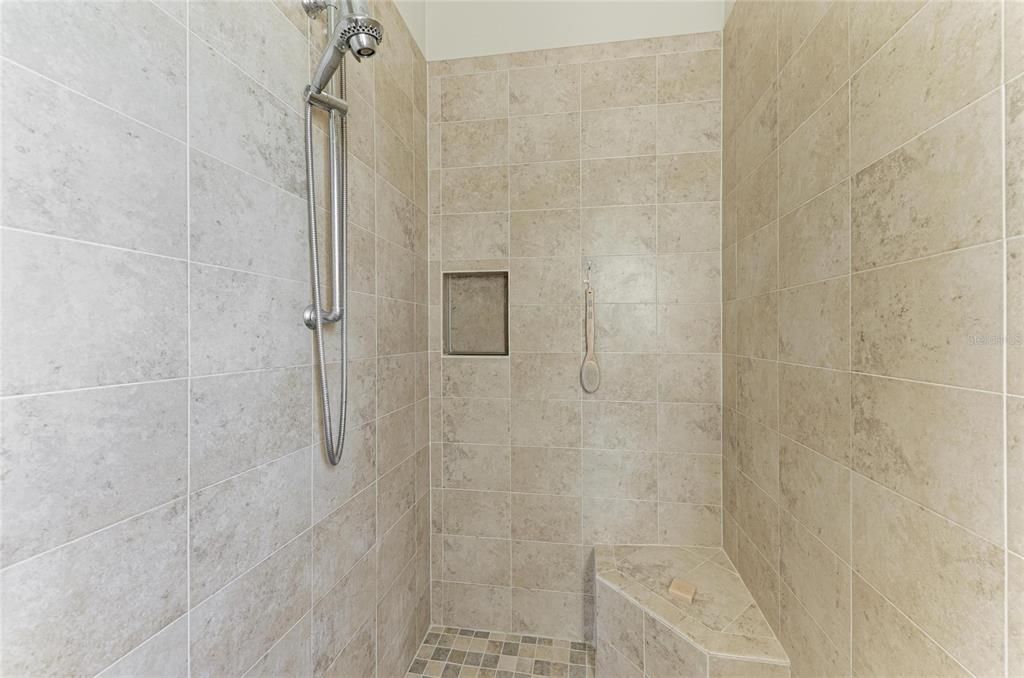 合同活跃: $825,000 (4 贝兹, 3 浴室, 3258 平方英尺)