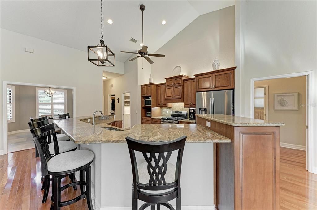 合同活跃: $825,000 (4 贝兹, 3 浴室, 3258 平方英尺)