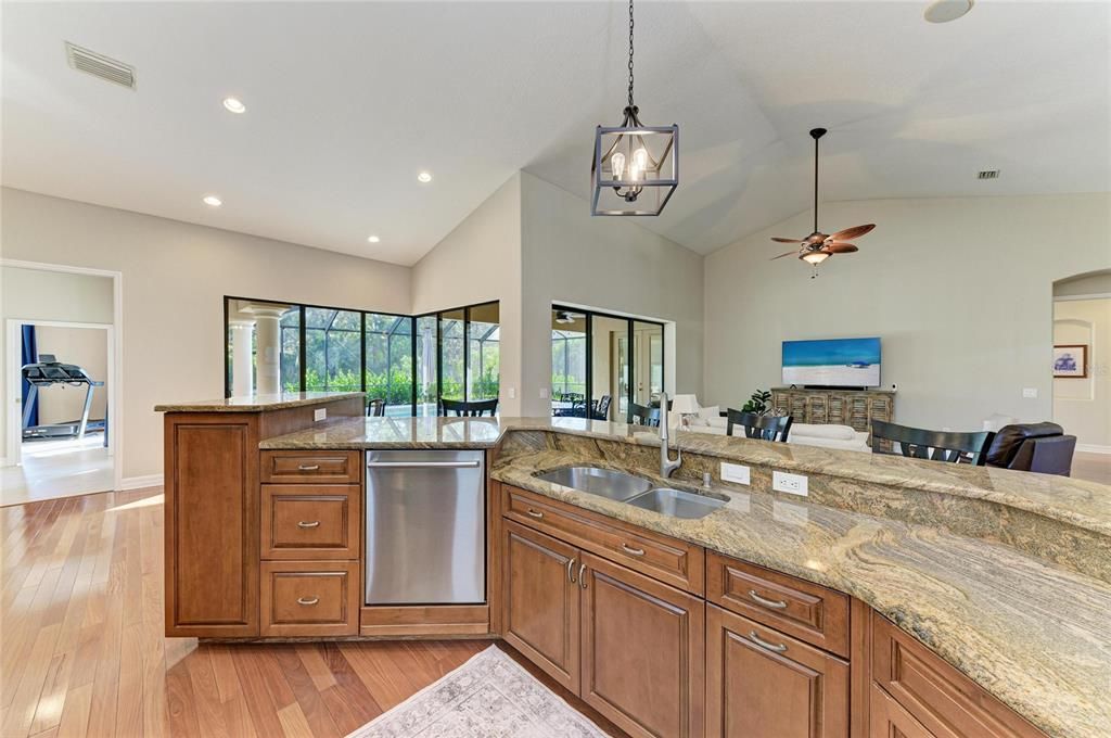 合同活跃: $825,000 (4 贝兹, 3 浴室, 3258 平方英尺)