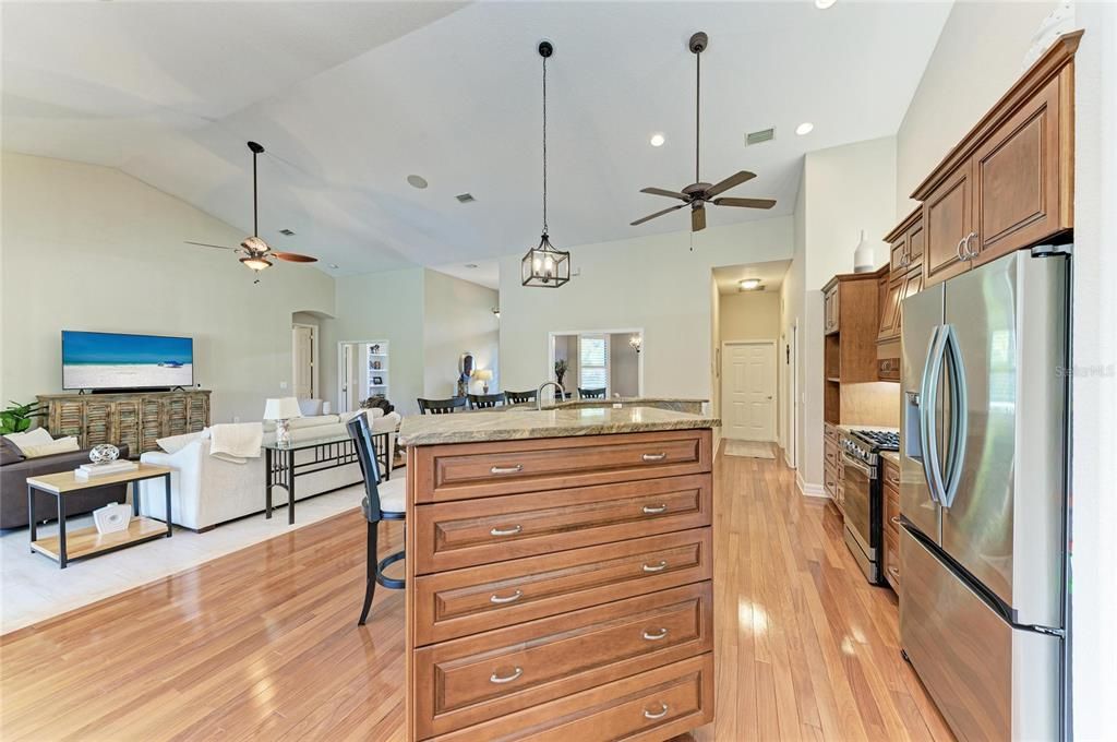 合同活跃: $825,000 (4 贝兹, 3 浴室, 3258 平方英尺)