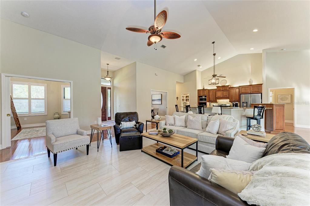 合同活跃: $825,000 (4 贝兹, 3 浴室, 3258 平方英尺)