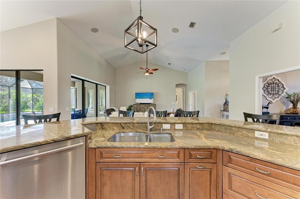 合同活跃: $825,000 (4 贝兹, 3 浴室, 3258 平方英尺)