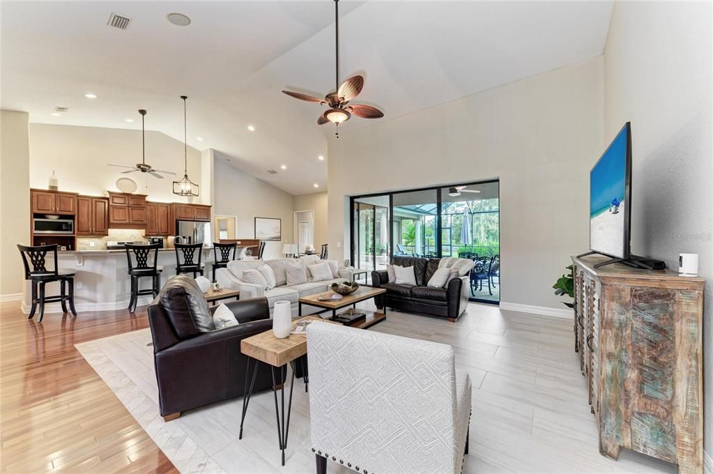 合同活跃: $825,000 (4 贝兹, 3 浴室, 3258 平方英尺)