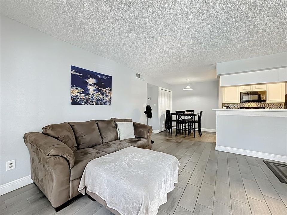 For Sale: $140,990 (1 beds, 1 baths, 660 Square Feet)