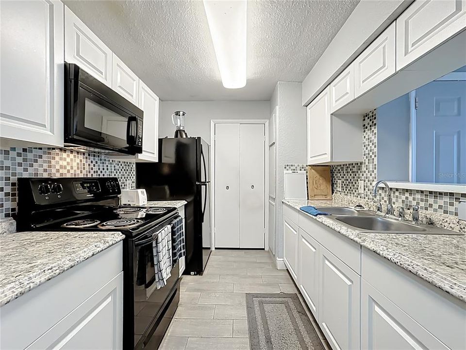 For Sale: $140,990 (1 beds, 1 baths, 660 Square Feet)