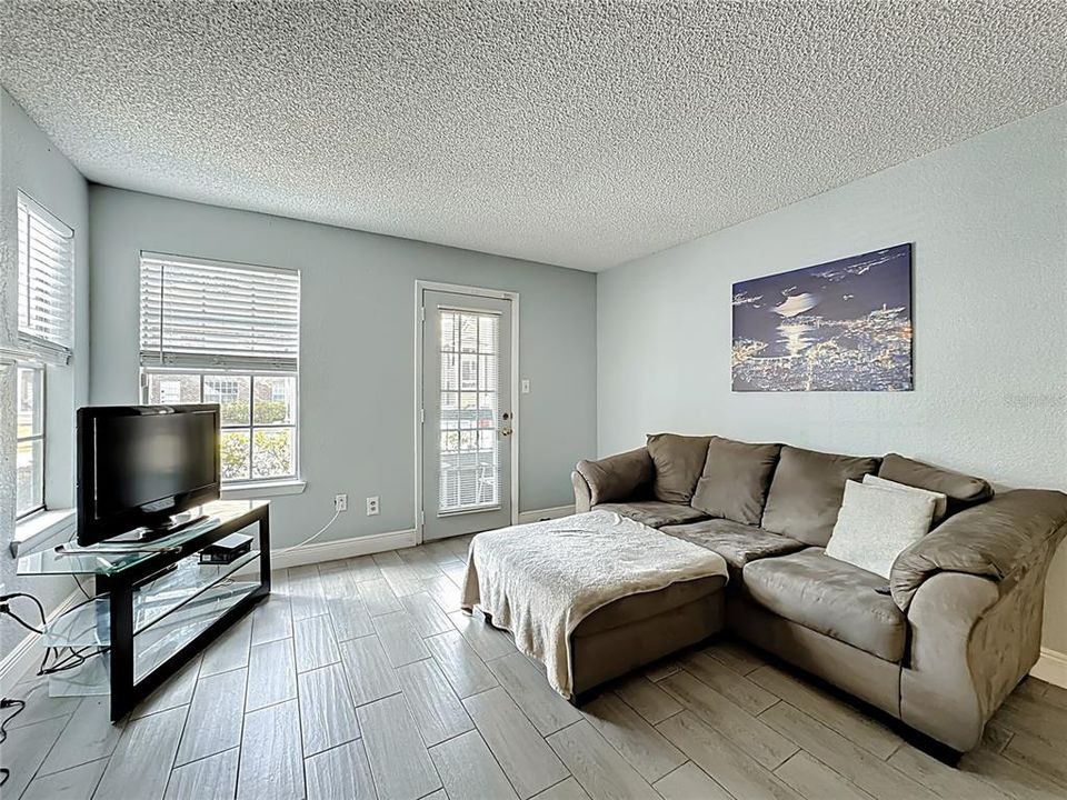 For Sale: $140,990 (1 beds, 1 baths, 660 Square Feet)