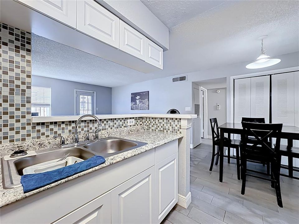 For Sale: $140,990 (1 beds, 1 baths, 660 Square Feet)