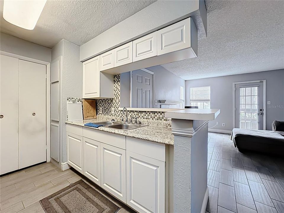 For Sale: $140,990 (1 beds, 1 baths, 660 Square Feet)