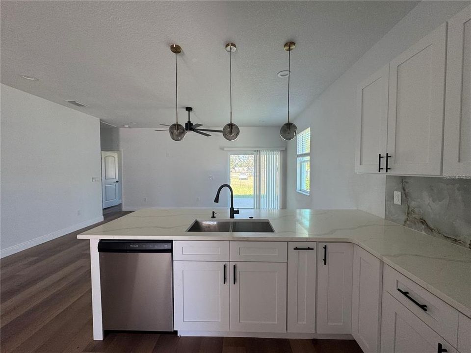 待售: $335,000 (3 贝兹, 2 浴室, 1584 平方英尺)