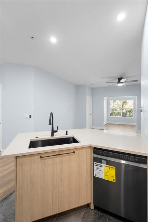 出租: $2,000 (2 贝兹, 2 浴室, 1209 平方英尺)