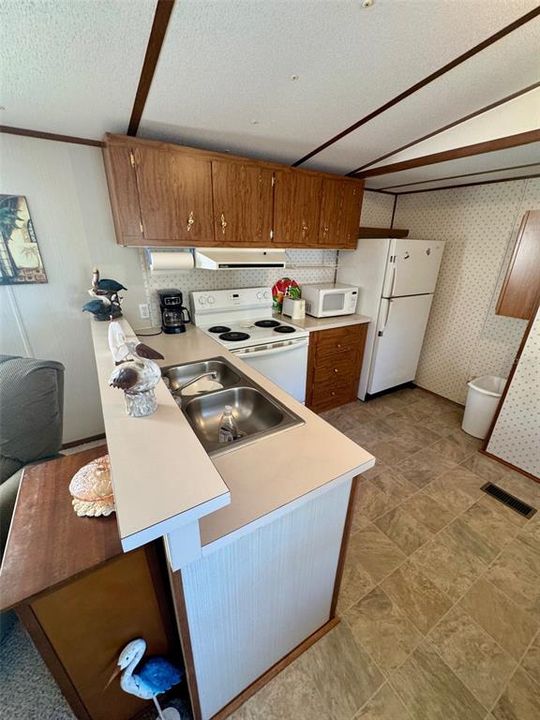 For Sale: $129,000 (2 beds, 1 baths, 672 Square Feet)