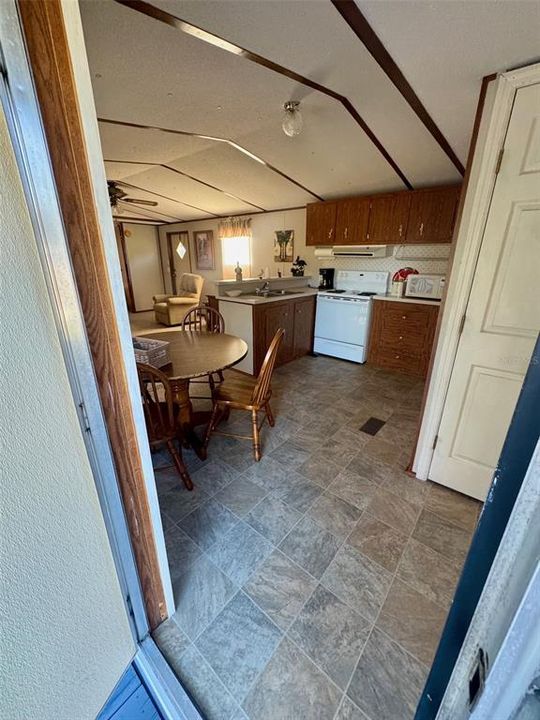 For Sale: $129,000 (2 beds, 1 baths, 672 Square Feet)