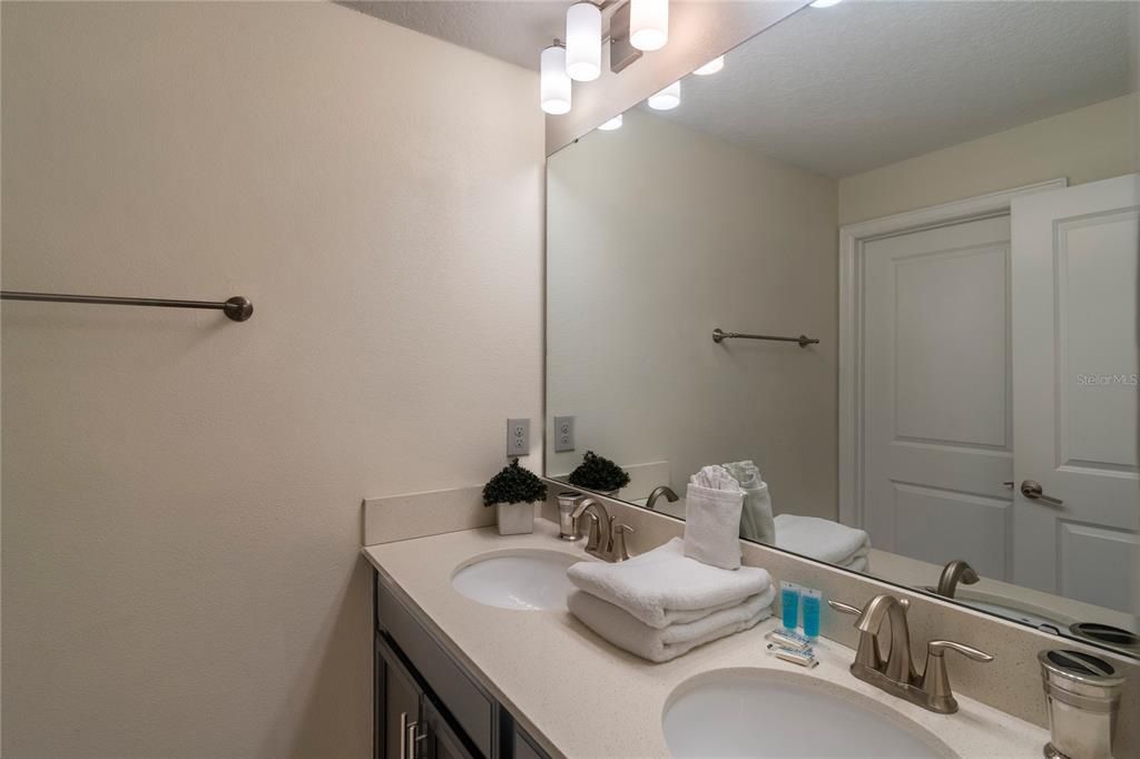 На продажу: $449,800 (4 спален, 3 ванн, 1914 Квадратных фут)