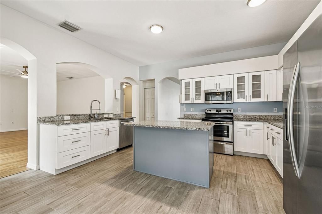 For Sale: $439,900 (6 beds, 2 baths, 3035 Square Feet)