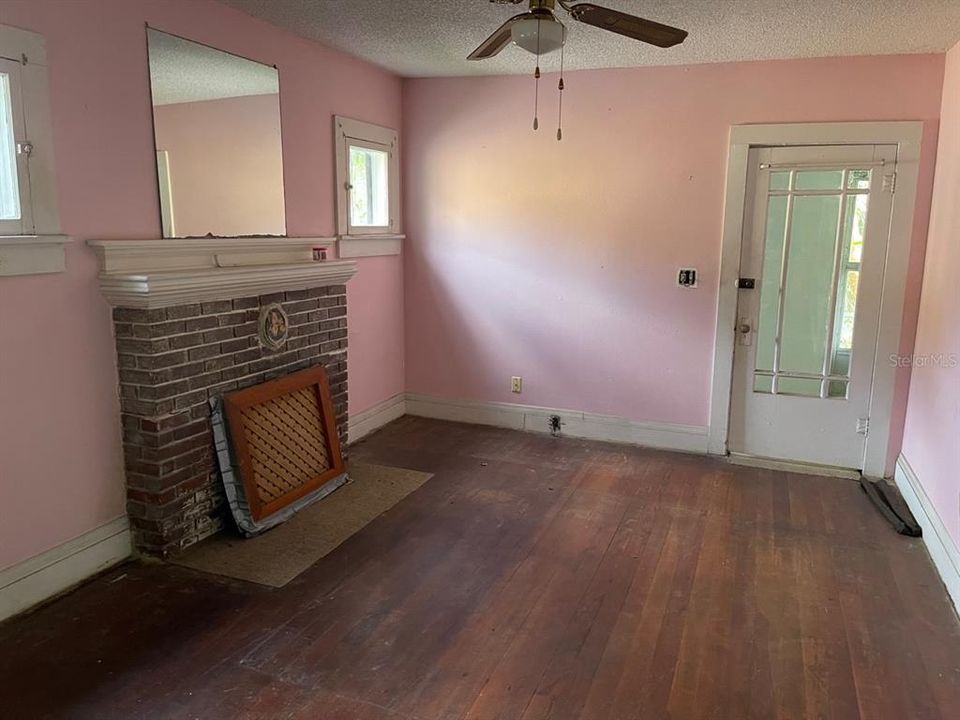 待售: $199,900 (3 贝兹, 1 浴室, 936 平方英尺)