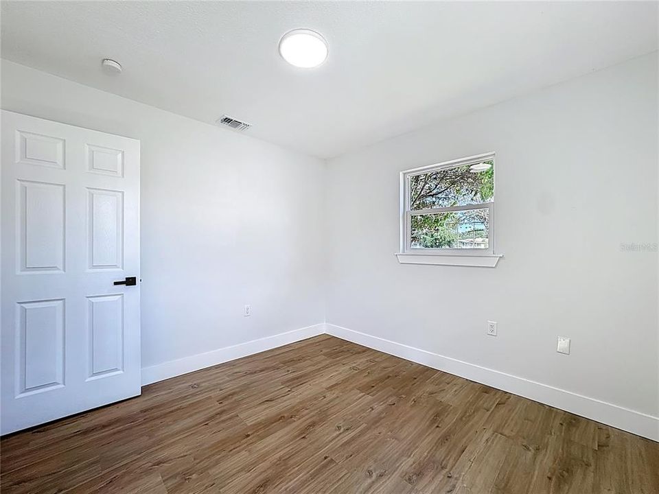 合同活跃: $449,900 (4 贝兹, 2 浴室, 1718 平方英尺)