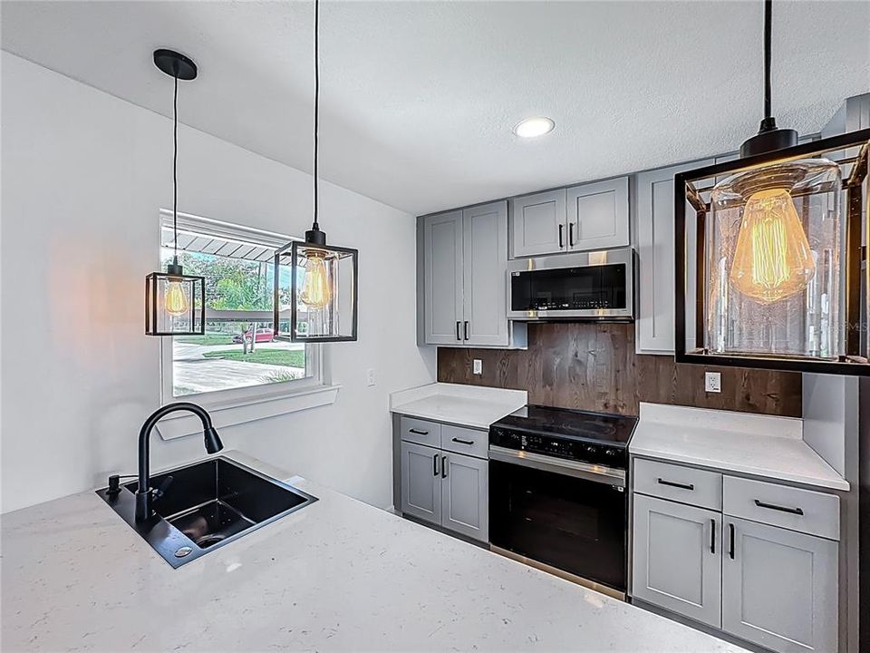 合同活跃: $449,900 (4 贝兹, 2 浴室, 1718 平方英尺)