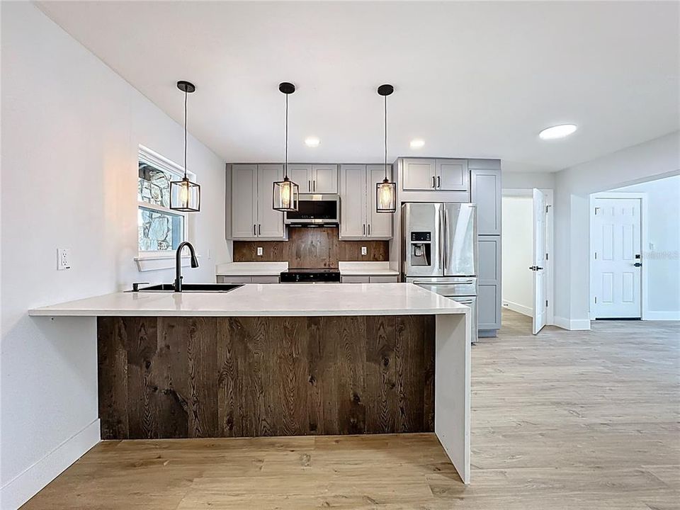 合同活跃: $449,900 (4 贝兹, 2 浴室, 1718 平方英尺)