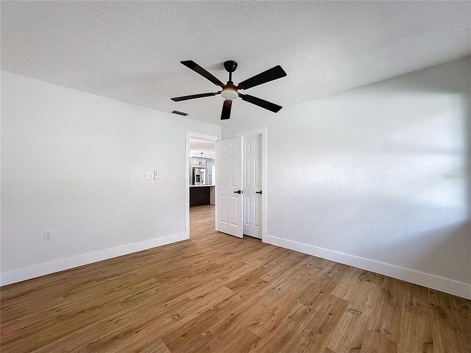 合同活跃: $449,900 (4 贝兹, 2 浴室, 1718 平方英尺)