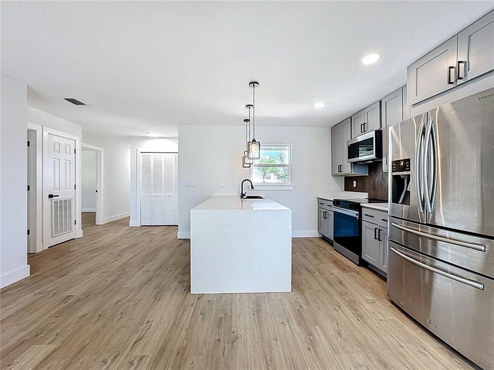 合同活跃: $449,900 (4 贝兹, 2 浴室, 1718 平方英尺)