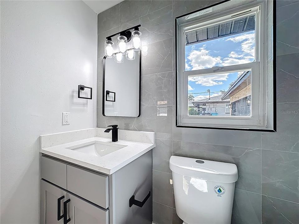 合同活跃: $449,900 (4 贝兹, 2 浴室, 1718 平方英尺)