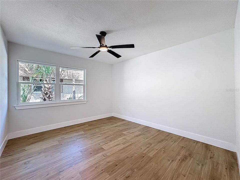 合同活跃: $449,900 (4 贝兹, 2 浴室, 1718 平方英尺)