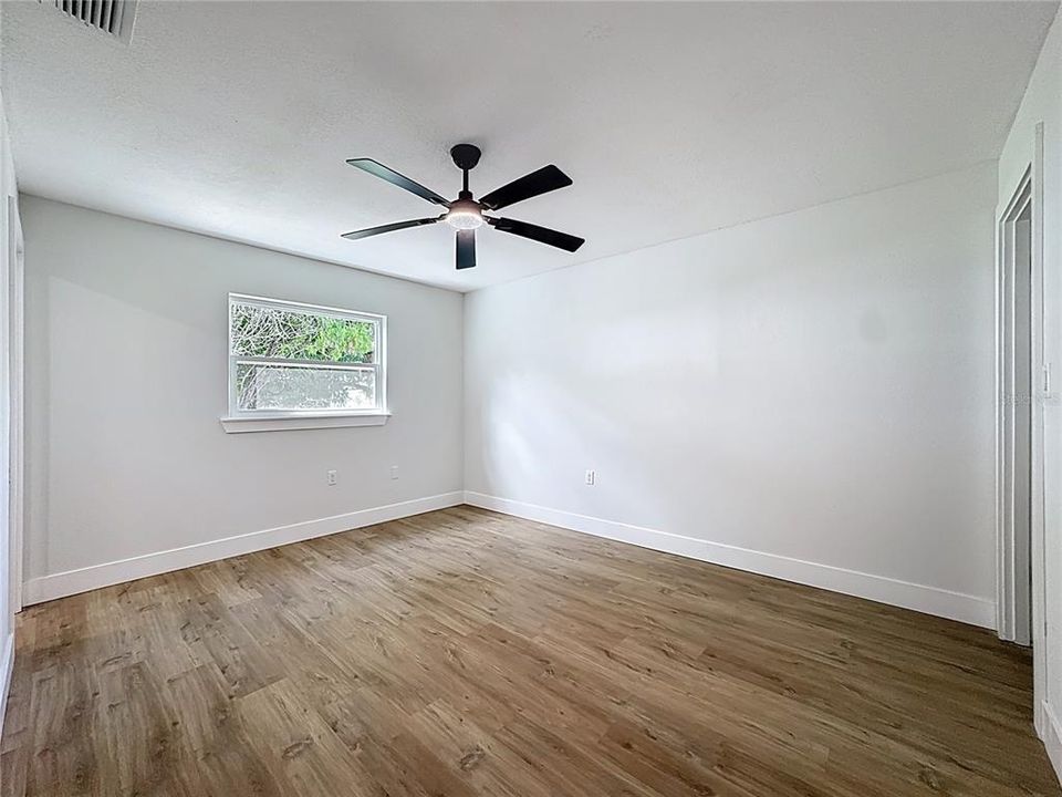 合同活跃: $449,900 (4 贝兹, 2 浴室, 1718 平方英尺)