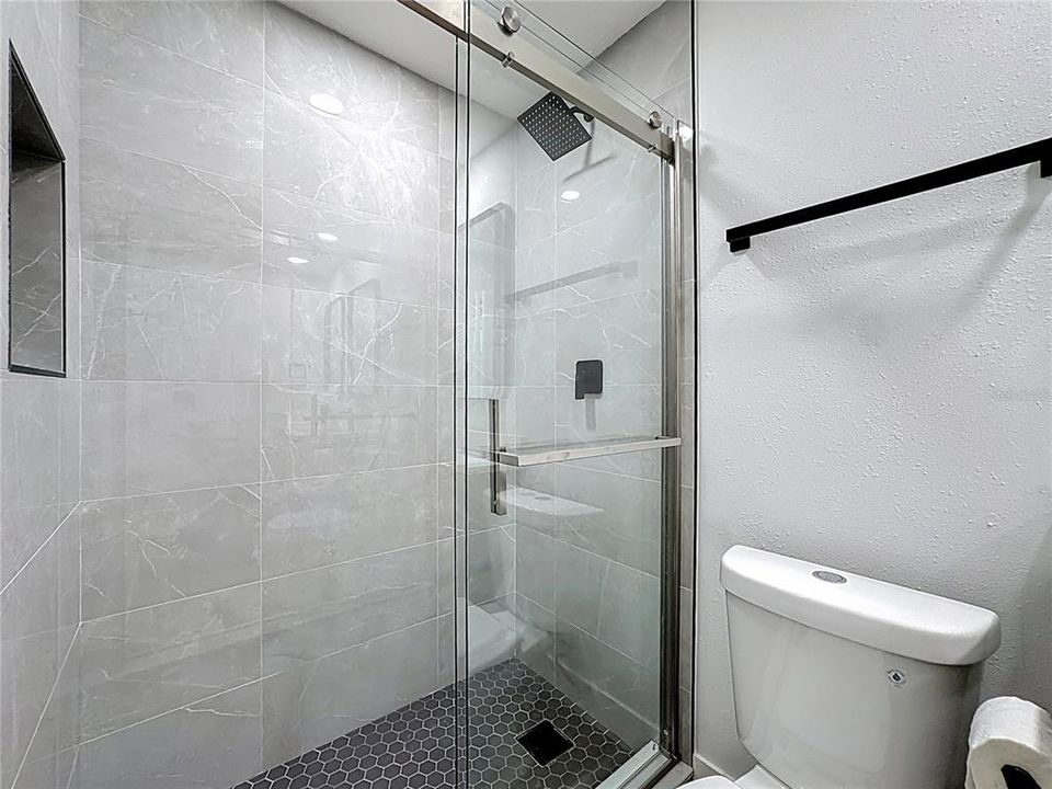 合同活跃: $449,900 (4 贝兹, 2 浴室, 1718 平方英尺)