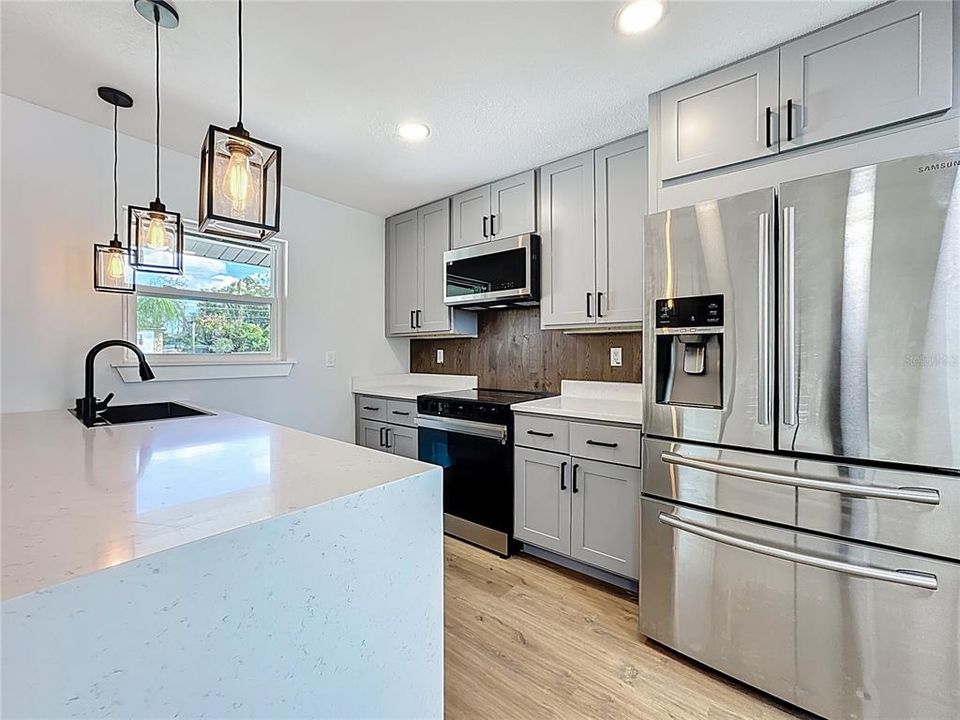 合同活跃: $449,900 (4 贝兹, 2 浴室, 1718 平方英尺)