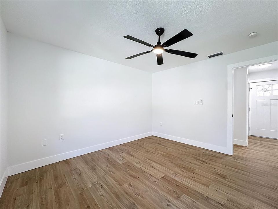 合同活跃: $449,900 (4 贝兹, 2 浴室, 1718 平方英尺)