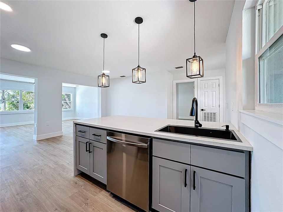 合同活跃: $449,900 (4 贝兹, 2 浴室, 1718 平方英尺)