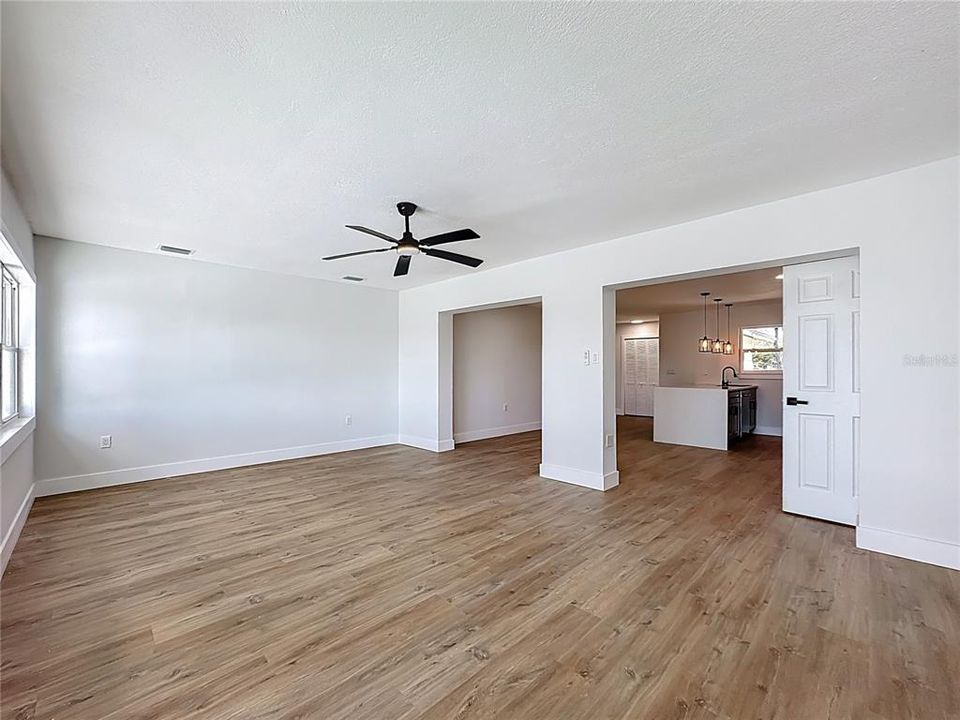 合同活跃: $449,900 (4 贝兹, 2 浴室, 1718 平方英尺)