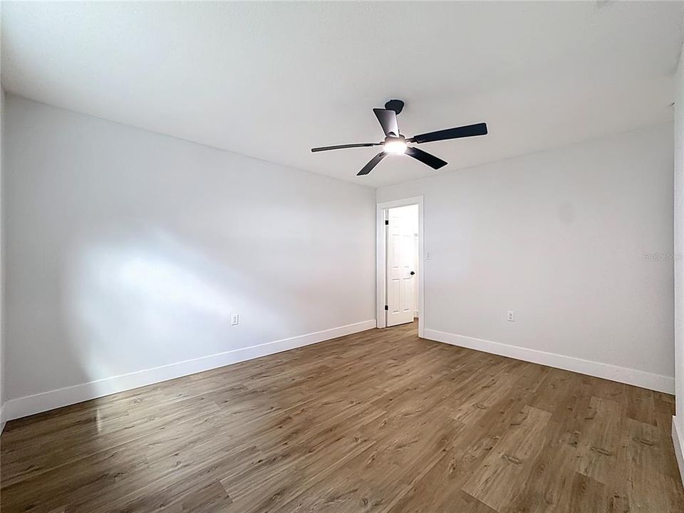 合同活跃: $449,900 (4 贝兹, 2 浴室, 1718 平方英尺)