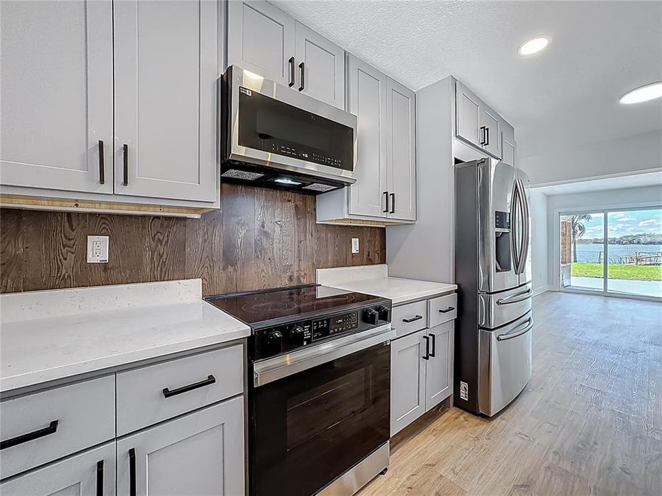 合同活跃: $449,900 (4 贝兹, 2 浴室, 1718 平方英尺)